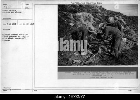 Les Gunners de machine nettoient leur pistolet; le remplissent également avec de l'eau. Graincourt, France. Collection de photographies de la première Guerre mondiale, 1914-1918 qui décrivent les activités militaires des forces armées et du personnel britanniques et d'autres nations pendant la première Guerre mondiale Banque D'Images