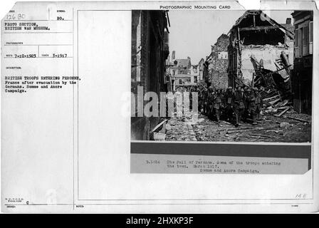 Troupes britanniques entrant à Péronne, France après évacuation par les Allemands. Campagne somme et Ancre. Collection de photographies de la première Guerre mondiale, 1914-1918 qui décrivent les activités militaires des forces armées et du personnel britanniques et d'autres nations pendant la première Guerre mondiale Banque D'Images