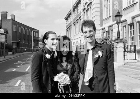 Mariage Punk rock à l'hôtel de ville d'Acton, du frontman damné Dave Vanian, 20 ans, et Laurie Glendon, 20 ans. Après le mariage, ils vont à Hastings pour quelques jours car le marié est au milieu de faire un album. 7th septembre 1977. Banque D'Images