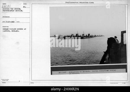 Des U-boats allemands amarrés à Harwich, en Angleterre. Collection de photographies de la première Guerre mondiale, 1914-1918 qui décrivent les activités militaires des forces armées et du personnel britanniques et d'autres nations pendant la première Guerre mondiale Banque D'Images