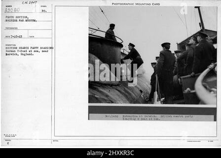 Fête de sear britannique à bord d'un U-boat allemand en mer, près de Harwich, en Angleterre. Collection de photographies de la première Guerre mondiale, 1914-1918 qui décrivent les activités militaires des forces armées et du personnel britanniques et d'autres nations pendant la première Guerre mondiale Banque D'Images