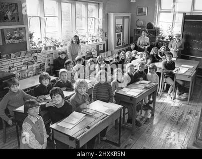 Notre photo montre des visages heureux dans le classrom malgré la nouvelle qu'une nouvelle campagne doit être lancée à Ufton, près de Leamington, pour empêcher la fermeture de l'école du village. Il y a quatre ans, les parents qui ont adressé des pétitions aux chefs de l'éducation du comté ont résisté aux plans de fermeture de l'église de l'école des jeunes enfants d'Angleterre. Il existe maintenant une nouvelle menace posée par un projet de réorganisation de toutes les écoles de la région de Southam, selon les lignes adoptées dans les districts de Warwick et de Leamington. Cette réorganisation propose de modifier le caractère de l'enseignement primaire en créant des écoles primaires Banque D'Images