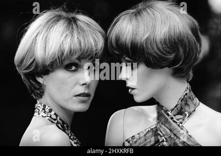 Joanna Lumley, actrice qui joue le rôle de Purdey dans la série télévisée New Avengers, pose avec une ressemblance d'elle-même, conçue par Adele Rootstein, qui sera présentée dans un épisode à venir comme un mannequin de vitrine, photographié aux Pinewood Studios, le 9th juin 1976. Banque D'Images