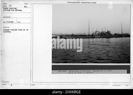 U-boat allemand attaché à Harwich, Angleterre. Collection de photographies de la première Guerre mondiale, 1914-1918 qui décrivent les activités militaires des forces armées et du personnel britanniques et d'autres nations pendant la première Guerre mondiale Banque D'Images