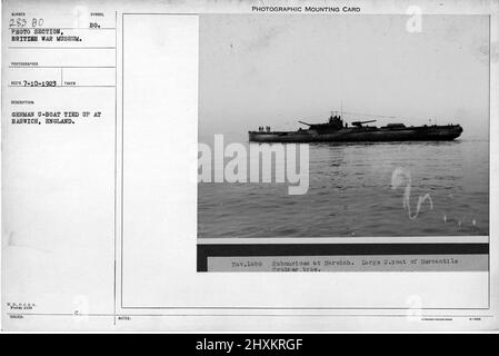U-boat allemand attaché à Harwich, Angleterre. Collection de photographies de la première Guerre mondiale, 1914-1918 qui décrivent les activités militaires des forces armées et du personnel britanniques et d'autres nations pendant la première Guerre mondiale Banque D'Images