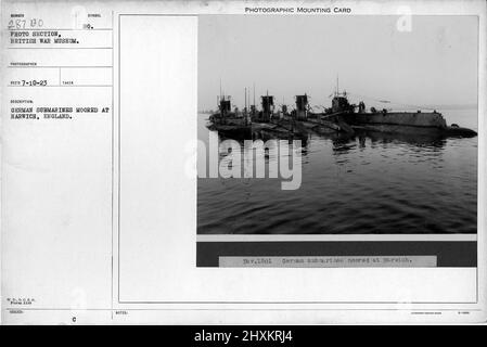 Des sous-marins allemands amarrés à Harwich, en Angleterre. Collection de photographies de la première Guerre mondiale, 1914-1918 qui décrivent les activités militaires des forces armées et du personnel britanniques et d'autres nations pendant la première Guerre mondiale Banque D'Images