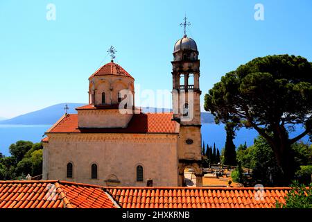 Belle vue sur la ville de Herceg Novi au Monténégro avec le monastère de Savin, église orthodoxe serbe. Églises et tours, architecture de monastère ancien Banque D'Images