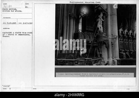 Sauver une statue des ruines d'une église à Armentières, France ; 2/27/1918. Collection de photographies de la première Guerre mondiale, 1914-1918 qui décrivent les activités militaires des forces armées et du personnel britanniques et d'autres nations pendant la première Guerre mondiale Banque D'Images