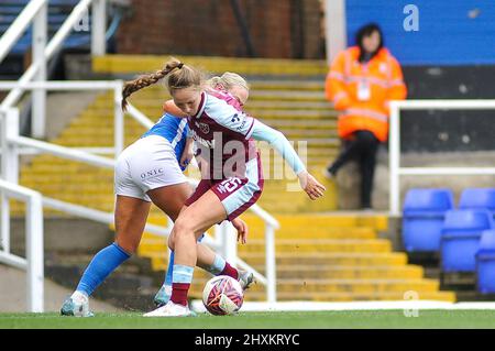 Birmingham, Royaume-Uni. 13th mars 2022. Lucy Parker ( 15West Ham United ) & amp; Libby Smith (Birmingham City 12) bataille pour le ballon &#XA;&#XA;pendant le match de la Super League Womens entre Birmingham City & amp; West Ham au St Andrews Stadium à Birmingham, Angleterre Karl W Newton/Sports Press photos SPP crédit: SPP Sport Press photo. /Alamy Live News Banque D'Images