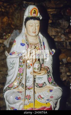 Un sanctuaire avec une statue de Bouddha au temple de la grotte de Wat Tham Sumano dans le sud de la Thaïlande. Banque D'Images