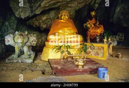 Un sanctuaire avec des statues de Bouddha au temple de grotte de Wat Tham Sumano dans le sud de la Thaïlande. Banque D'Images