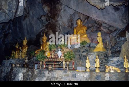 Un sanctuaire avec des statues de Bouddha au temple de grotte de Wat Tham Sumano dans le sud de la Thaïlande. Banque D'Images