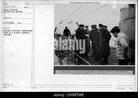 Des officiers britanniques interrogent l'équipage d'un U-boat. Harwich, Angleterre. Collection de photographies de la première Guerre mondiale, 1914-1918 qui décrivent les activités militaires des forces armées et du personnel britanniques et d'autres nations pendant la première Guerre mondiale Banque D'Images