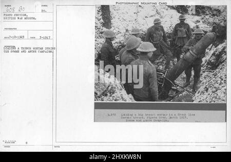 Chargement d'un moteur de tranchée pendant la campagne somme et Ancre. Mars 1917. Collection de photographies de la première Guerre mondiale, 1914-1918 qui décrivent les activités militaires des forces armées et du personnel britanniques et d'autres nations pendant la première Guerre mondiale Banque D'Images