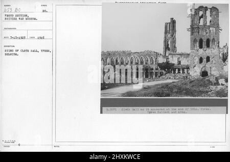 Ruines de Cloth Hall, Ypres, Belgique. 1916. Collection de photographies de la première Guerre mondiale, 1914-1918 qui décrivent les activités militaires des forces et du personnel armés britanniques et d'autres nations pendant la première Guerre mondiale Banque D'Images