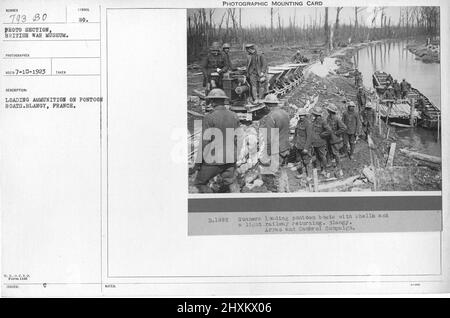 Chargement de munitions sur des bateaux à ponton. Blangy, France. Collection de photographies de la première Guerre mondiale, 1914-1918 qui décrivent les activités militaires des forces armées et du personnel britanniques et d'autres nations pendant la première Guerre mondiale Banque D'Images