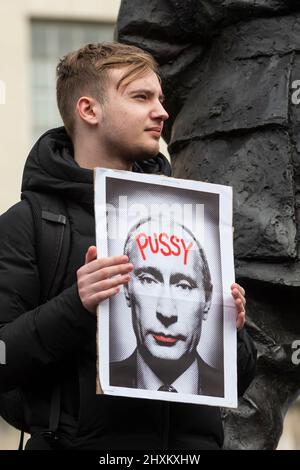 Londres, Royaume-Uni. 13 mars 2022. Un manifestant montre sa solidarité avec le peuple ukrainien lors d'une manifestation devant Downing Street. L’invasion de l’Ukraine par la Russie se poursuit jusqu’à ses 18th jours. Credit: Stephen Chung / Alamy Live News Banque D'Images