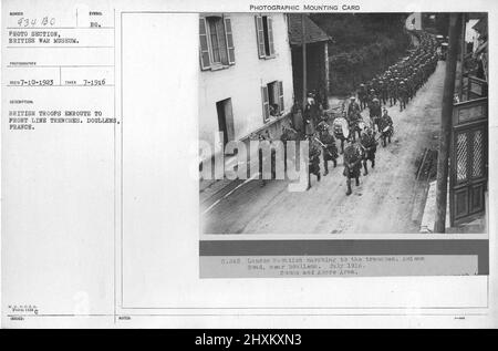 Les troupes britanniques se trouvent en route vers les tranchées de première ligne. Doullens, France. Juillet 1916. Collection de photographies de la première Guerre mondiale, 1914-1918 qui décrivent les activités militaires des forces armées et du personnel britanniques et d'autres nations pendant la première Guerre mondiale Banque D'Images