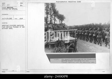 Les soldats américains défilent devant le général Plummer de l'armée britannique. 1918. Collection de photographies de la première Guerre mondiale, 1914-1918 qui décrivent les activités militaires des forces et du personnel armés britanniques et d'autres nations pendant la première Guerre mondiale Banque D'Images