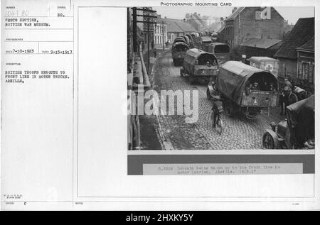 Les troupes britanniques se trouvent en première ligne dans les camions à moteur. Abeille. Collection de photographies de la première Guerre mondiale, 1914-1918 qui décrivent les activités militaires des forces armées et du personnel britanniques et d'autres nations pendant la première Guerre mondiale Banque D'Images