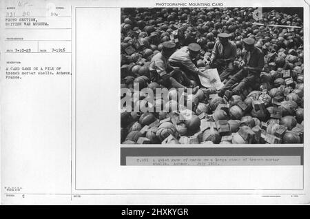 Un jeu de cartes sur une pile de coquillages de mortier de tranchée. Archeux, France. Collection de photographies de la première Guerre mondiale, 1914-1918 qui décrivent les activités militaires des forces armées et du personnel britanniques et d'autres nations pendant la première Guerre mondiale Banque D'Images