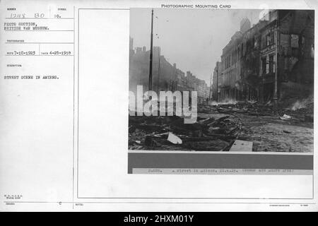 Scène de rue à Amiens. 4-25-1918. Collection de photographies de la première Guerre mondiale, 1914-1918 qui décrivent les activités militaires des forces armées et du personnel britanniques et d'autres nations pendant la première Guerre mondiale Banque D'Images