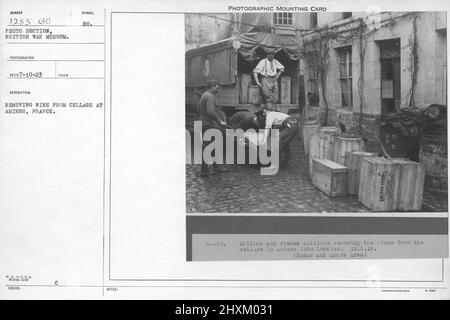 Retirer du vin des caves d'Amiens, France. 5-13-1918. Collection de photographies de la première Guerre mondiale, 1914-1918 qui décrivent les activités militaires des forces armées et du personnel britanniques et d'autres nations pendant la première Guerre mondiale Banque D'Images