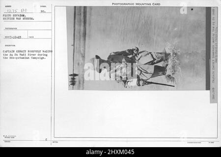 Le capitaine Kermit Roosvelt a gué la rivière AQ su Wadi pendant la campagne mésopotamienne. Collection de photographies de la première Guerre mondiale, 1914-1918 qui décrivent les activités militaires des forces armées et du personnel britanniques et d'autres nations pendant la première Guerre mondiale Banque D'Images