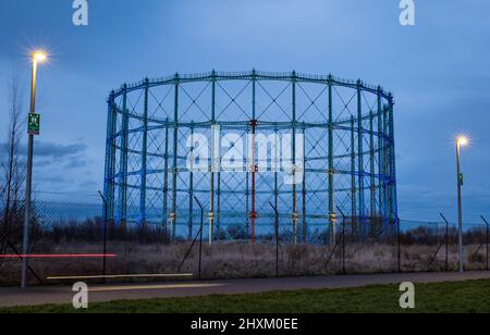 Des sentiers lumineux passant par le détenteur de gaz de Granton s'illuminent par solidarité au crépuscule dans les couleurs ukrainiennes , Edimbourg, Ecosse, Royaume-Uni Banque D'Images