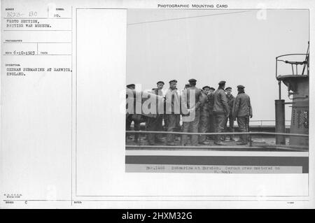 Sous-marin allemand à Harwich, Angleterre. Collection de photographies de la première Guerre mondiale, 1914-1918 qui décrivent les activités militaires des forces armées et du personnel britanniques et d'autres nations pendant la première Guerre mondiale Banque D'Images