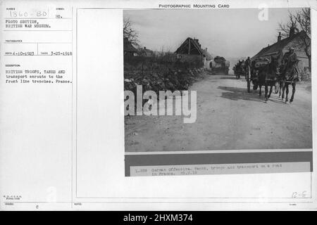 Les troupes britanniques, les chars et le transport se trouvent en route vers les tranchées de la ligne de front. France. Collection de photographies de la première Guerre mondiale, 1914-1918 qui décrivent les activités militaires des forces armées et du personnel britanniques et d'autres nations pendant la première Guerre mondiale Banque D'Images