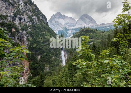 Vue sur la cascade depuis la rivière Partnach en Bavière Allemagne. Avec de l'eau de fonte du glacier Schneeferner. Banque D'Images