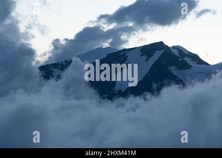 Des nuages en mouvement contre des sommets enneigés vus d'Edelweissspitze en direction de Hohe Tauern, parc national de Grossglockner, côté de Fuschertal, Autriche Banque D'Images