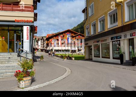 Wengen, Suisse - le 10 octobre 2019 Ville : vue sur la rue du village alpin Alpes Suisses en automne, montagne, station populaire dans l'Oberland bernois Banque D'Images