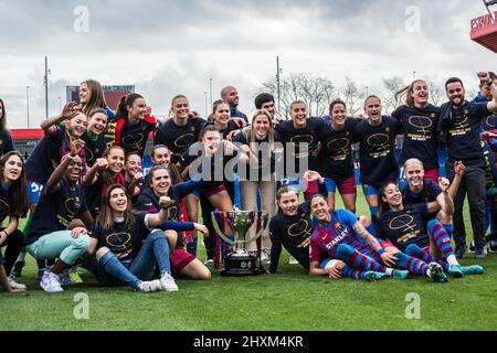 Barcelone, Catalogne. 13th mars 2022. Les joueurs du FC Barcelone célèbrent le titre de champion LaLiga avec un trophée après le match Primera Iberdrola entre le FC Barcelone Femeni et le Real Madrid Femenino au stade Johan Cruyff. Score final; le FC Barcelona Femeni 5:0 Real Madrid Femenino (Credit image: © Thiago Prudencio/DAX via ZUMA Press Wire) Banque D'Images