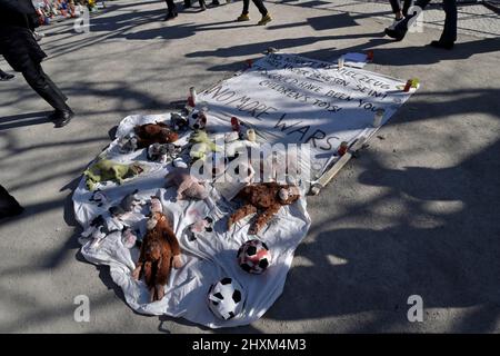 Manifestation contre la guerre devant l'ambassade de Russie pendant la guerre contre l'Ukraine à Berlin. Banque D'Images