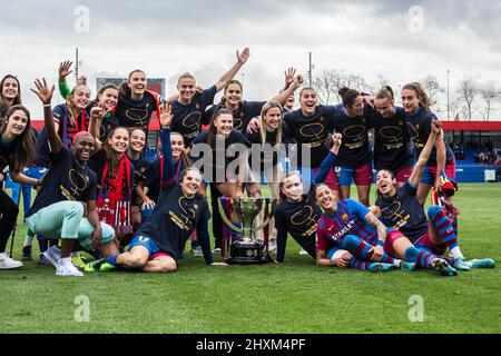 Barcelone, Catalogne. 13th mars 2022. Les joueurs du FC Barcelone célèbrent le titre de champion LaLiga avec un trophée après le match Primera Iberdrola entre le FC Barcelone Femeni et le Real Madrid Femenino au stade Johan Cruyff. Score final; le FC Barcelona Femeni 5:0 Real Madrid Femenino (Credit image: © Thiago Prudencio/DAX via ZUMA Press Wire) Banque D'Images