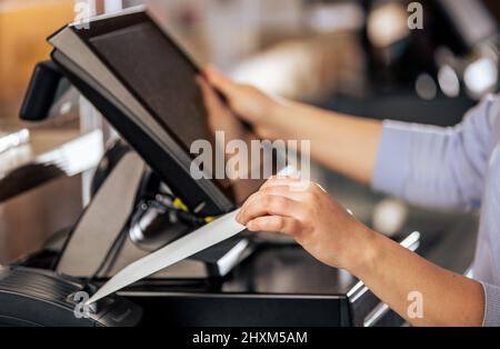 Processus d'impression de facture pour un client, processeur de carte de crédit, imprimante de reçus avec facture papier et écran tactile, POS Banque D'Images