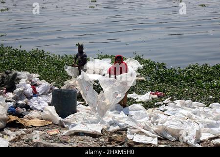 Dhaka, Bangladesh. Mars 13,2022, les travailleurs collectent le polythène et le traitement à l'intérieur de la route dans le fleuve Buriganga.les travailleurs de Kamrangirchar collectent et délètent des sacs à usage unique pour être réutilisés dans une usine de polythène. Le 13,2022 mars à Dhaka, au Bangladesh. Photo de Habibur Rahman/ABACAPRESS.COM Banque D'Images