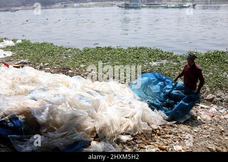 Dhaka, Bangladesh. Mars 13,2022, les travailleurs collectent le polythène et le traitement à l'intérieur de la route dans le fleuve Buriganga.les travailleurs de Kamrangirchar collectent et délètent des sacs à usage unique pour être réutilisés dans une usine de polythène. Le 13,2022 mars à Dhaka, au Bangladesh. Photo de Habibur Rahman/ABACAPRESS.COM Banque D'Images