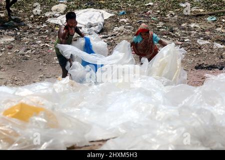 Dhaka, Bangladesh. Mars 13,2022, les travailleurs collectent le polythène et le traitement à l'intérieur de la route dans le fleuve Buriganga.les travailleurs de Kamrangirchar collectent et délètent des sacs à usage unique pour être réutilisés dans une usine de polythène. Le 13,2022 mars à Dhaka, au Bangladesh. Photo de Habibur Rahman/ABACAPRESS.COM Banque D'Images