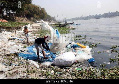 Dhaka, Bangladesh. Mars 13,2022, les travailleurs collectent le polythène et le traitement à l'intérieur de la route dans le fleuve Buriganga.les travailleurs de Kamrangirchar collectent et délètent des sacs à usage unique pour être réutilisés dans une usine de polythène. Le 13,2022 mars à Dhaka, au Bangladesh. Photo de Habibur Rahman/ABACAPRESS.COM Banque D'Images