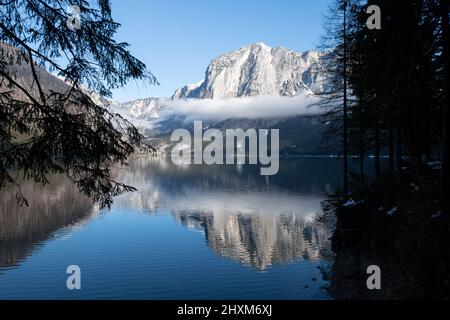 La montagne de Trisselwand se reflète dans le lac de l'Altaussee l'après-midi d'hiver Banque D'Images