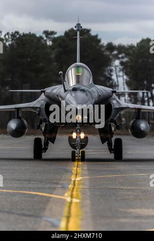 Un avion-taxi français Rafale pour le décollage à la base aérienne de Mont-de-Marsan alors qu'il se prépare à lancer une mission de patrouille aérienne de combat (CAP) au-dessus de la Pologne. Le 24 février, l'Armée de l'Air française a commencé à voler des sorties au-dessus de la Pologne, contribuant ainsi à la sécurité du ciel au-dessus de la partie orientale de l'Alliance. (Photo: OTAN) Banque D'Images