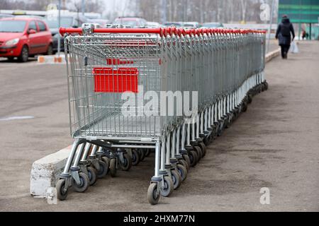 Chariots dans une rangée dans une rue près du parking du supermarché Banque D'Images