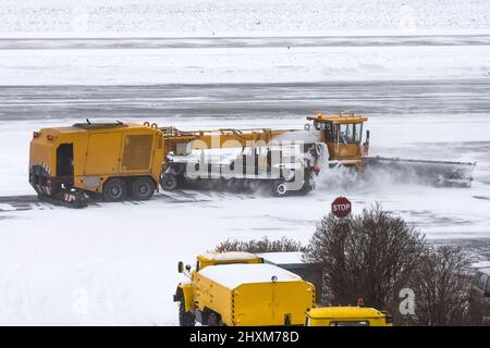 Machine de déneigement de grande taille en cours de travail sur route pendant une tempête de neige en hiver Banque D'Images