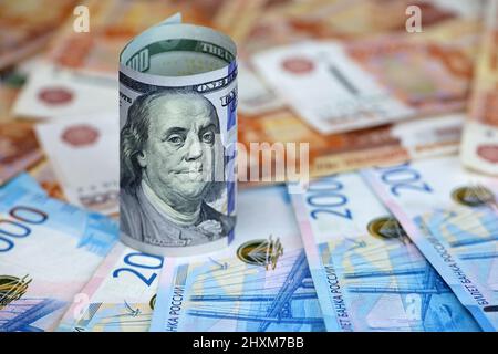 Dollar AMÉRICAIN sur fond de roubles russes. Concept de taux de change, sanctions, rouble en chute libre Banque D'Images