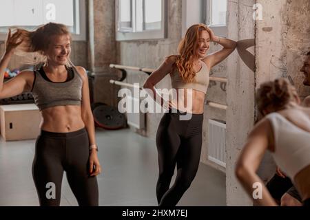 Les femmes sportives se prépare à faire de l'exercice dans la salle de gym Banque D'Images