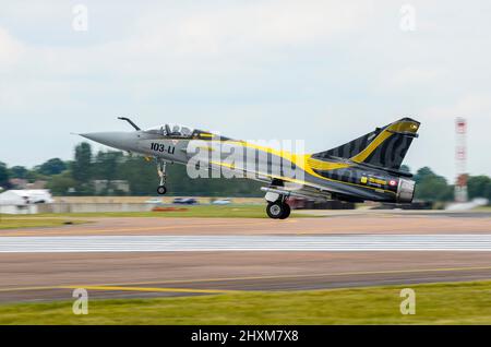 Avion de chasse Dassault Mirage 2000C de la Force aérienne française atterrissage au salon RIAT, RAF Fairford, Royaume-Uni. Peinture anniversaire EC 1/12 pour 50th an Banque D'Images