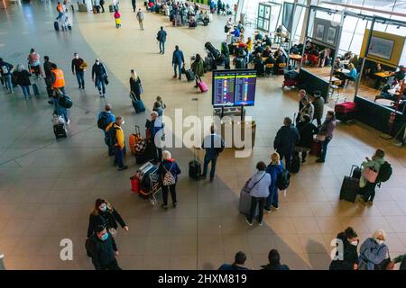 Faro, Portugal, vue en grand angle, scène de foule, à l'intérieur de l'aéroport international, Surpeuplé, panneau de départs Banque D'Images